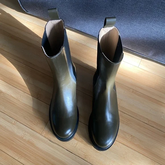 BANANA REPUBLIC Lug-sole Chelsea Boots NWOT - Picture 2 of 7